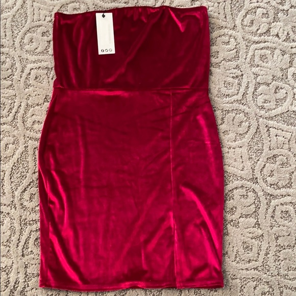 Boohoo Dresses & Skirts - Beautiful velvet red dress